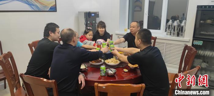 圖為恩和哈達(dá)邊境派出所的年夜飯?！《骱凸_(dá)邊境派出所供圖