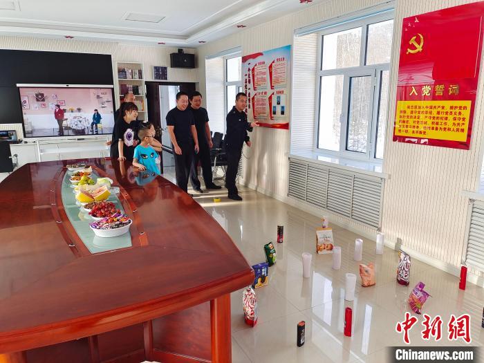 圖為恩和哈達(dá)邊境派出所民警和家屬玩套圈?！《骱凸_(dá)邊境派出所供圖