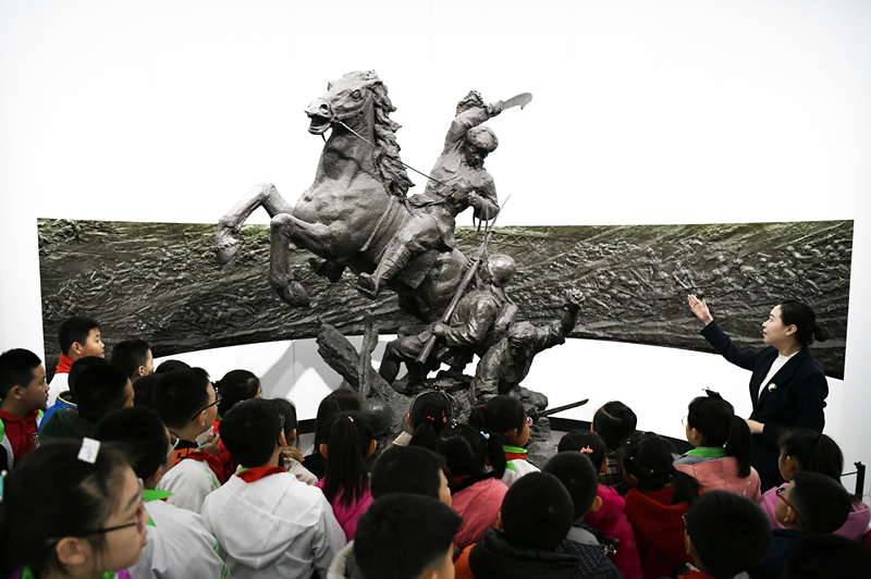 2019年4月4日，在東北烈士紀(jì)念館，學(xué)生們?cè)诼?tīng)講解員講解。
